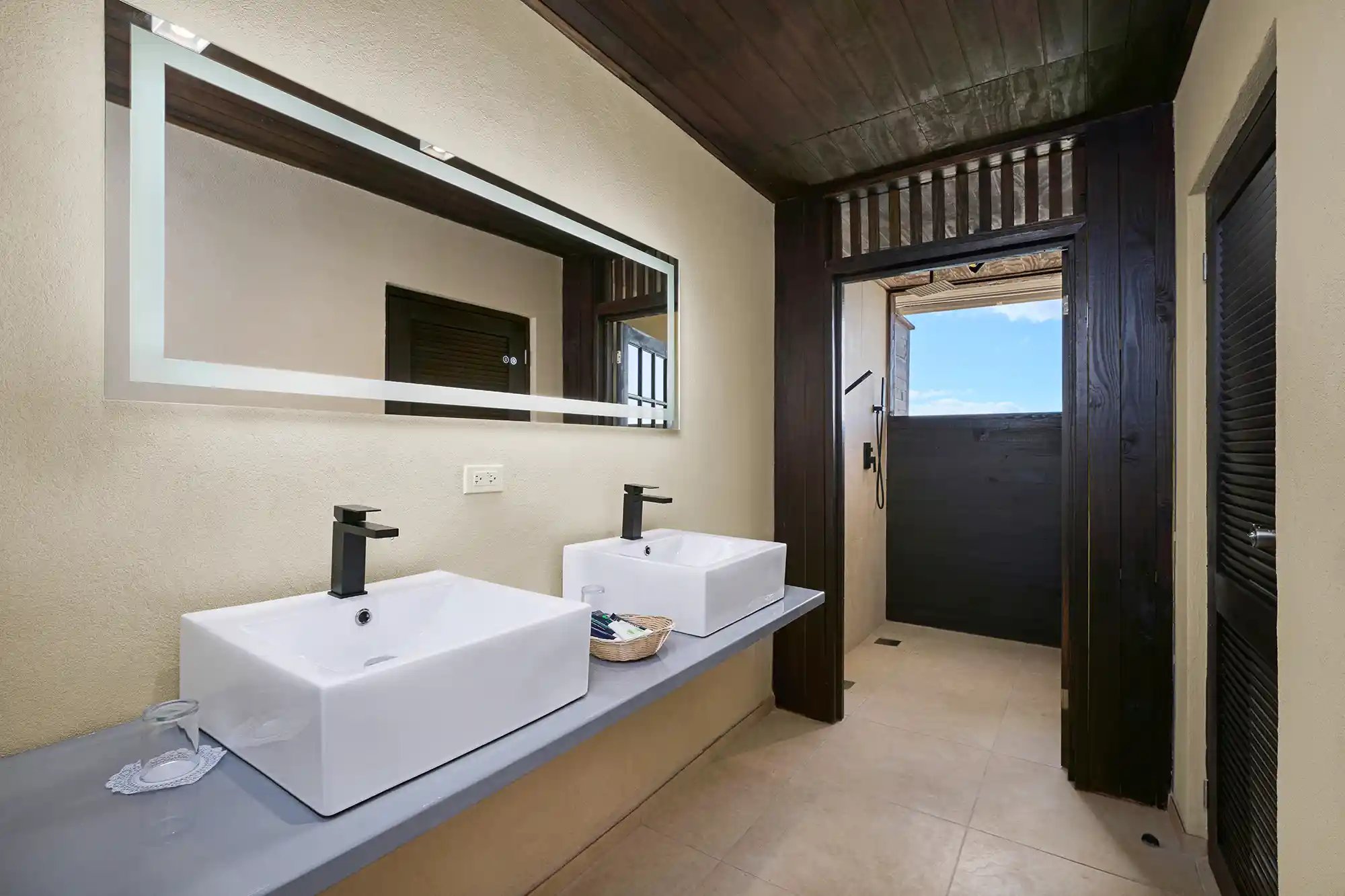Room Interior-Superior Seaview Bathroom-01