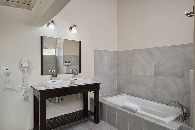 royal-palm-bathroom-01